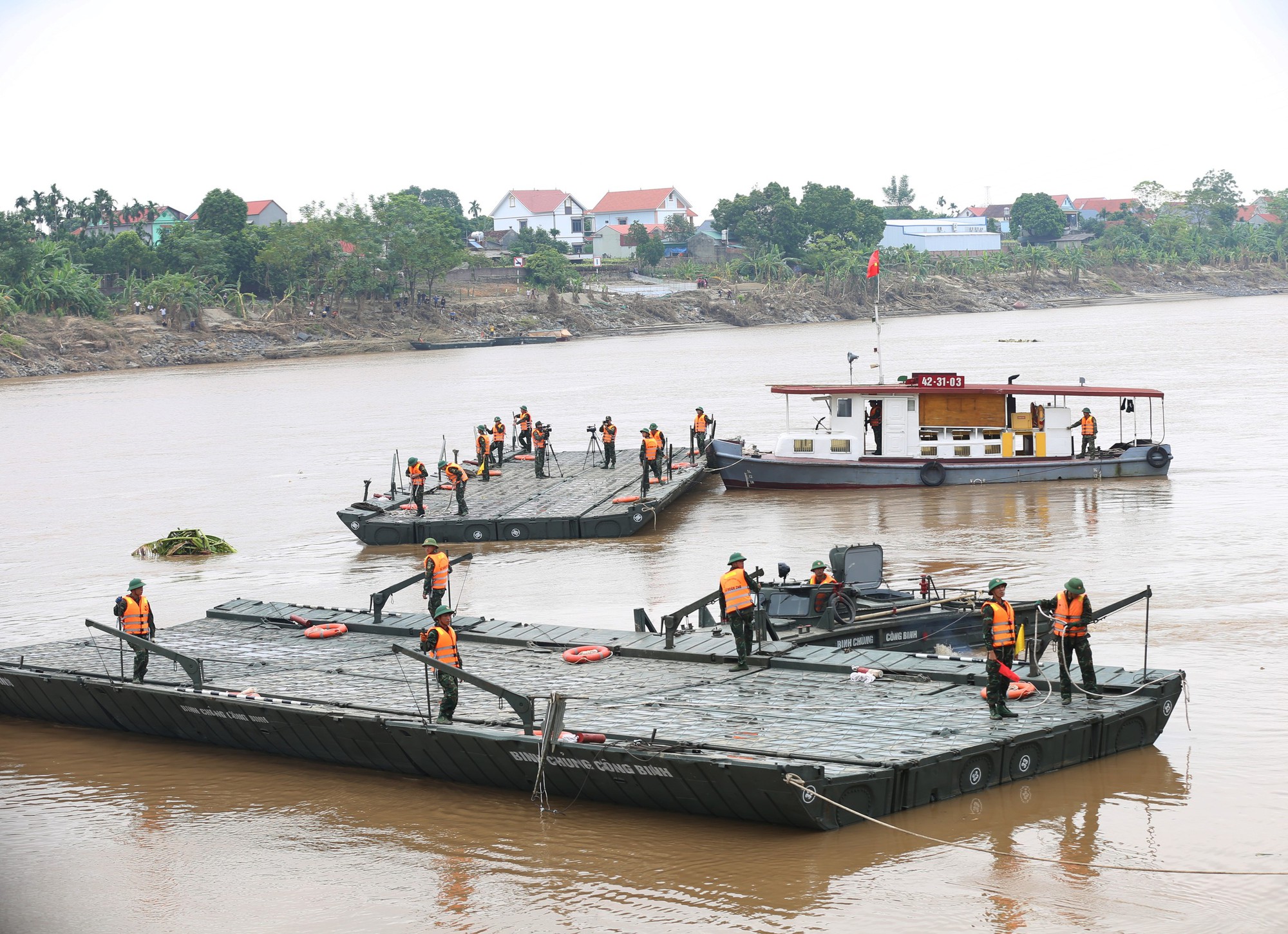 Cận cảnh cầu phao 60 tấn được hoàn thiện, thay thế cầu Phong Châu sau gần 20 ngày xảy ra sự cố kinh hoàng- Ảnh 10.