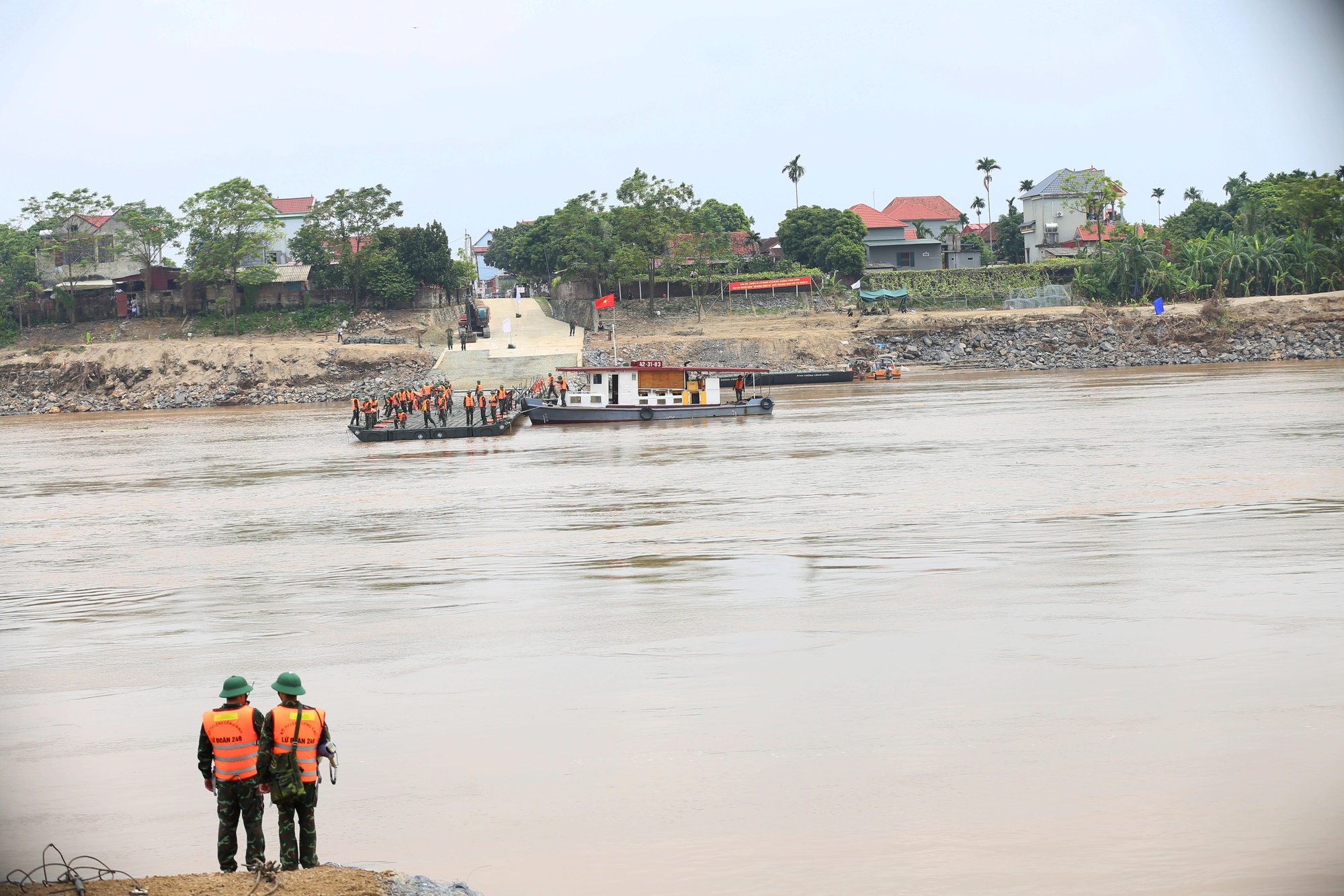 Người dân phấn khởi khi cầu phao được hoàn thiện: "Kể từ ngày cầu Phong Châu bị sập, mình phải đi đường vòng 50km mới đến trường"- Ảnh 3.