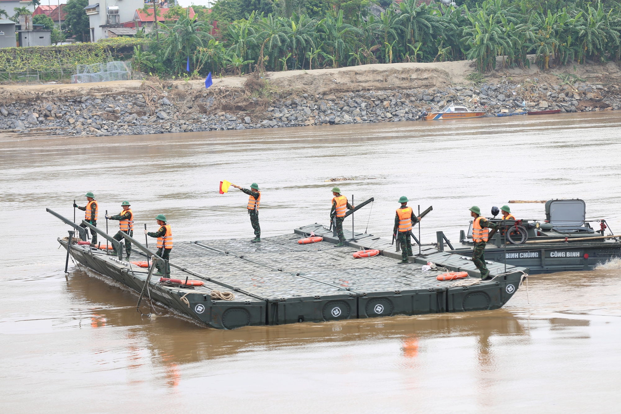 Người dân phấn khởi khi cầu phao được hoàn thiện: "Kể từ ngày cầu Phong Châu bị sập, mình phải đi đường vòng 50km mới đến trường"- Ảnh 2.