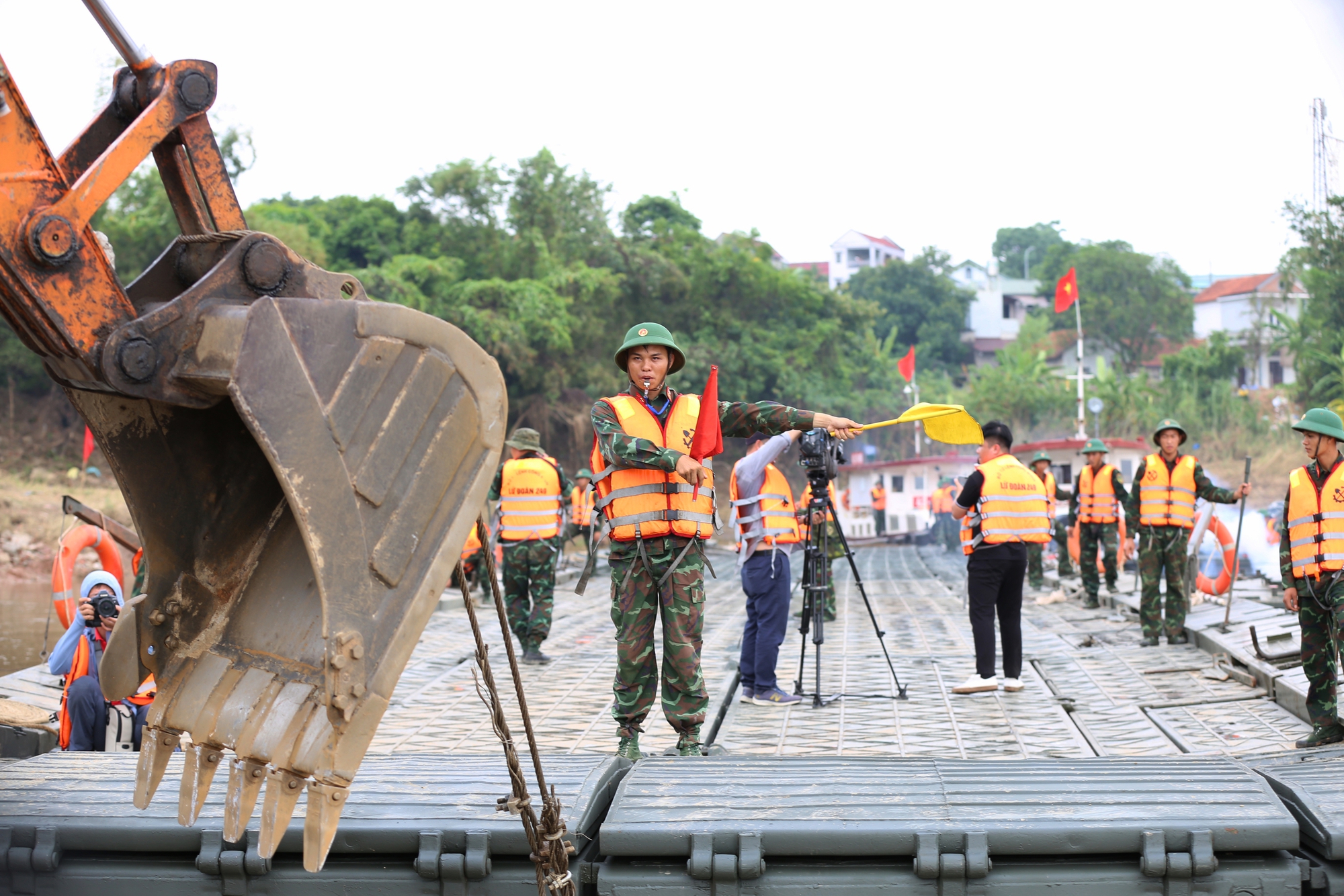 Cận cảnh cầu phao 60 tấn được hoàn thiện, thay thế cầu Phong Châu sau gần 20 ngày xảy ra sự cố kinh hoàng- Ảnh 14.