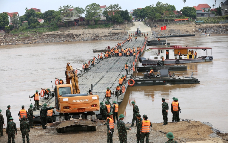 Cận cảnh cầu phao 60 tấn được hoàn thiện, thay thế cầu Phong Châu sau gần 20 ngày xảy ra sự cố kinh hoàng- Ảnh 1.