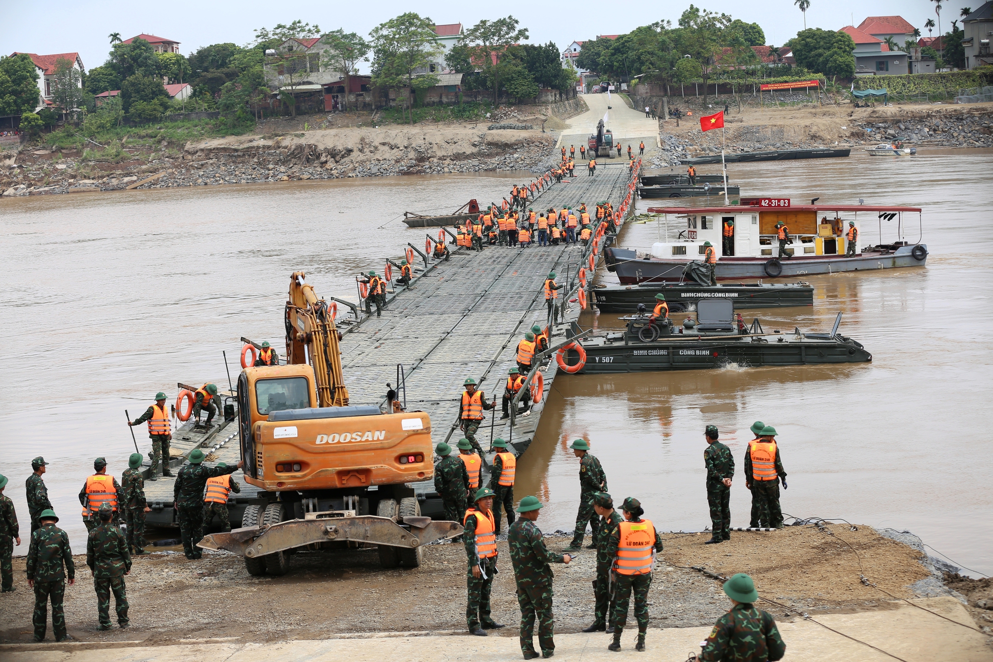 Cận cảnh cầu phao 60 tấn được hoàn thiện, thay thế cầu Phong Châu sau gần 20 ngày xảy ra sự cố kinh hoàng- Ảnh 17.