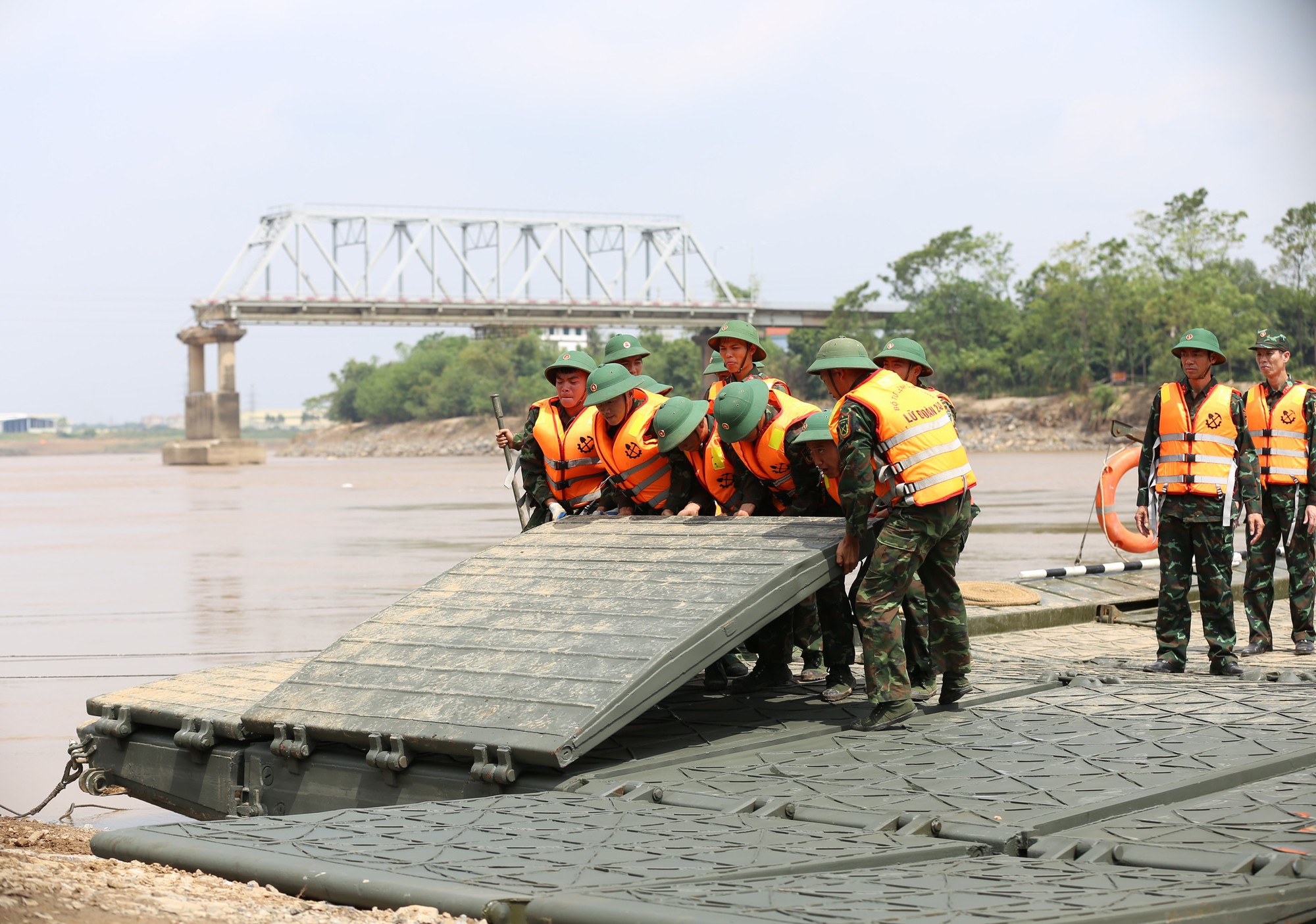 Người dân phấn khởi khi cầu phao được hoàn thiện: "Kể từ ngày cầu Phong Châu bị sập, mình phải đi đường vòng 50km mới đến trường"- Ảnh 9.