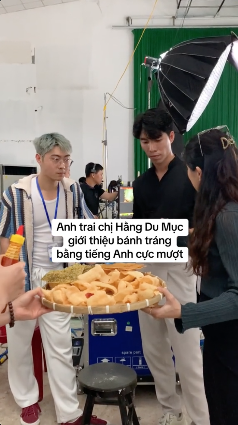 Anh trai Hằng Du Mục "bắn tiếng Anh như gió" giới thiệu món bánh tráng Việt Nam khiến dân tình kinh ngạc- Ảnh 2.