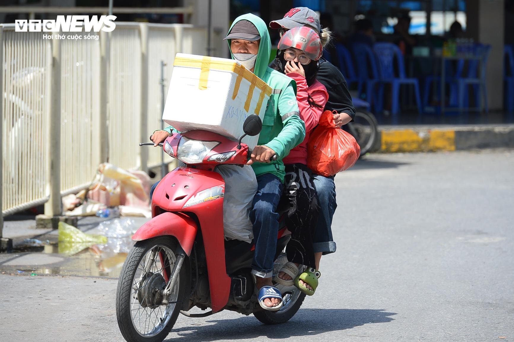 Người dân khệ nệ mang quà quê lên Hà Nội trong cái nắng như thiêu đốt- Ảnh 15.