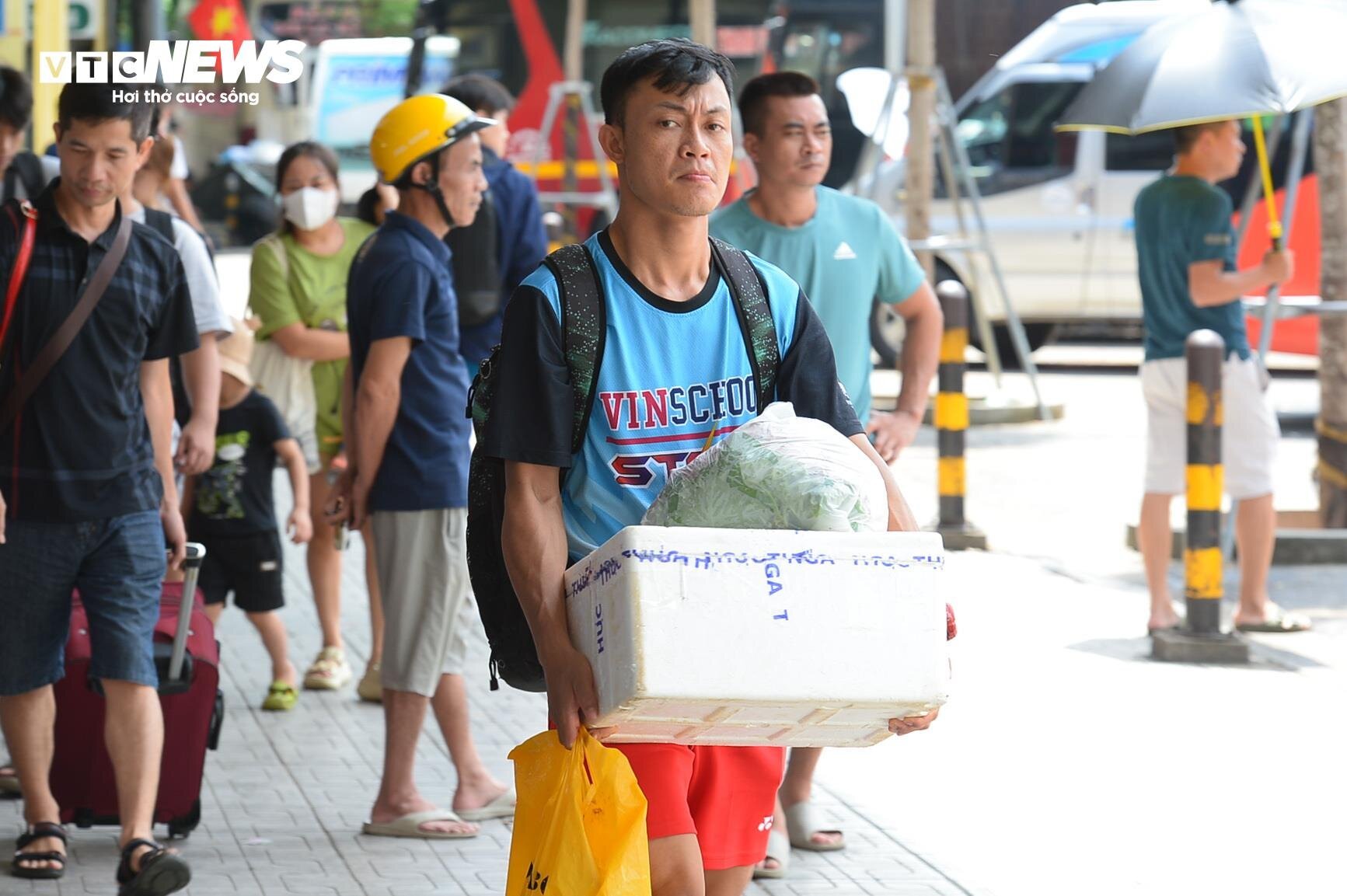 Người dân khệ nệ mang quà quê lên Hà Nội trong cái nắng như thiêu đốt- Ảnh 5.