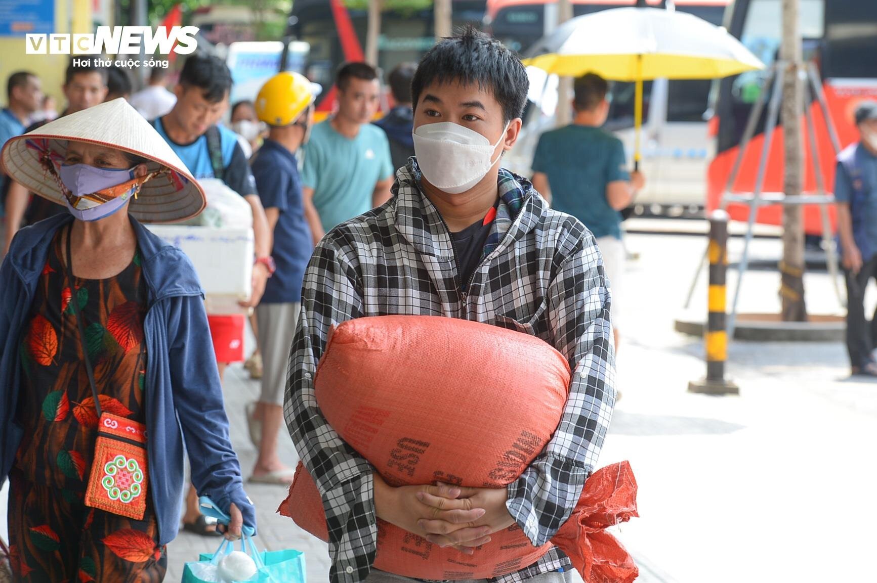 Người dân khệ nệ mang quà quê lên Hà Nội trong cái nắng như thiêu đốt- Ảnh 4.