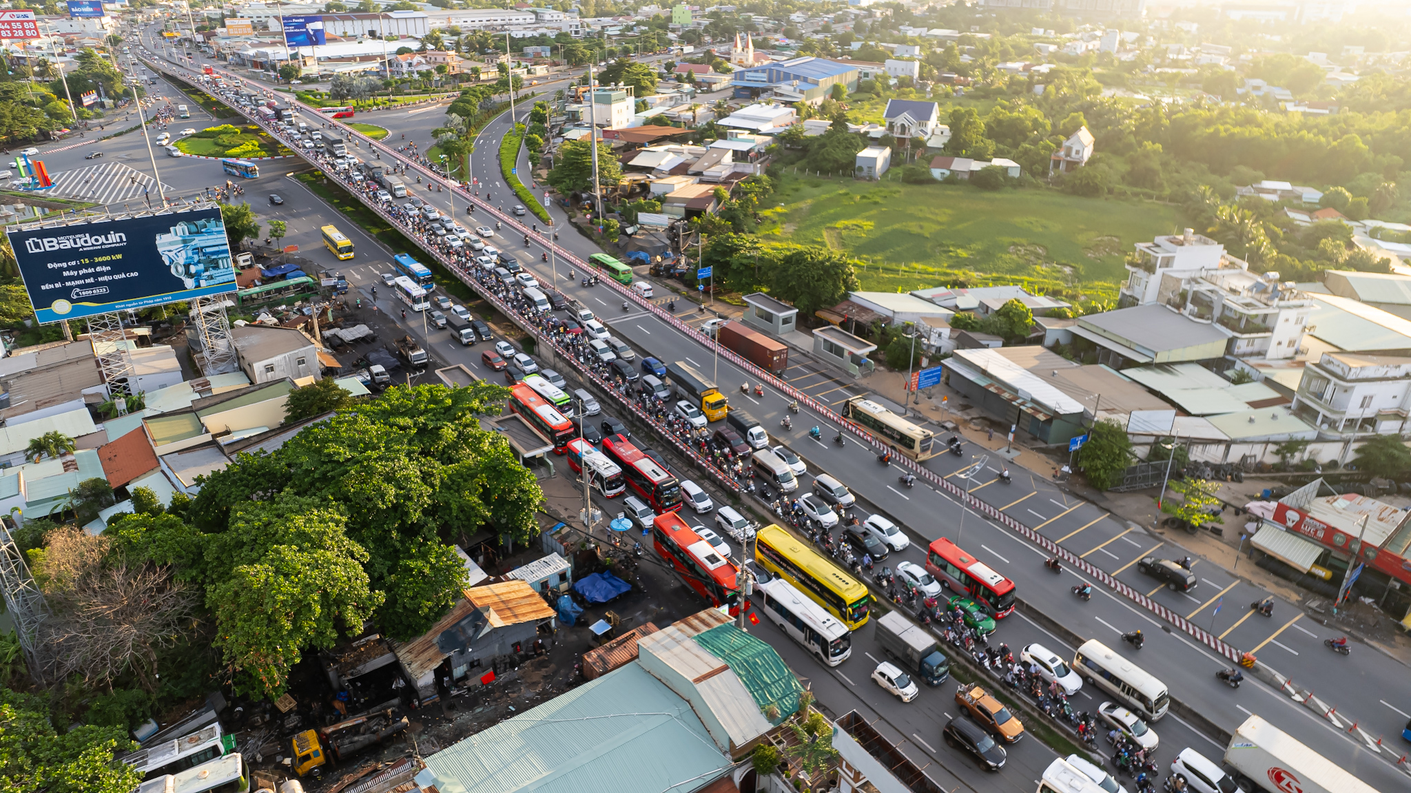 Cửa ngõ miền Tây “tê liệt”, hàng nghìn phương tiện chôn chân nhiều giờ đồng hồ vẫn chưa thể vào TP.HCM- Ảnh 1.