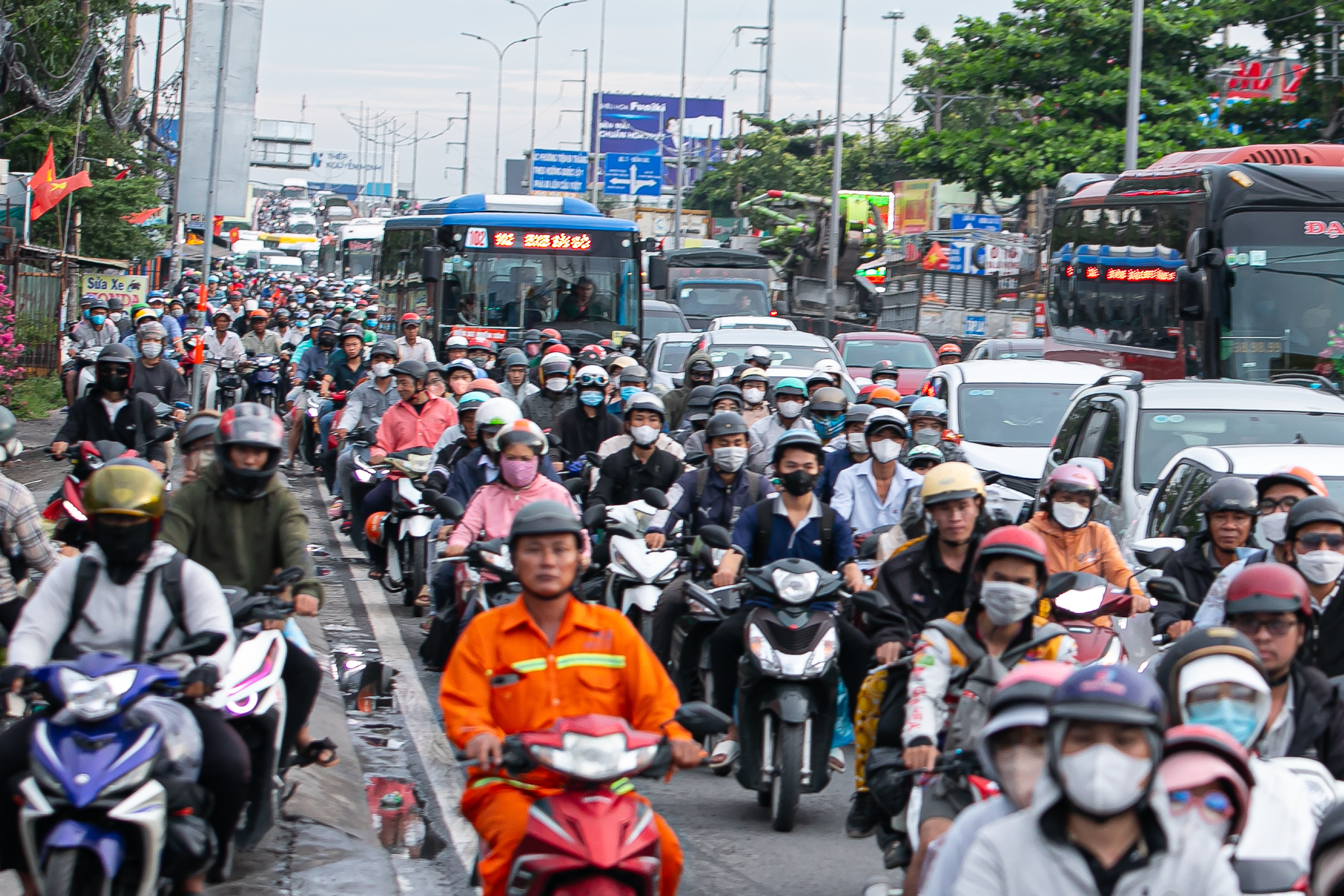 Cửa ngõ miền Tây “tê liệt”, hàng nghìn phương tiện chôn chân nhiều giờ đồng hồ vẫn chưa thể vào TP.HCM- Ảnh 2.