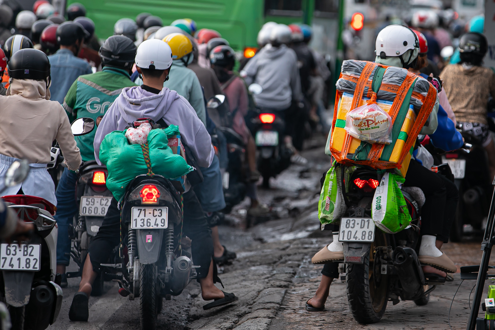 Cửa ngõ miền Tây “tê liệt”, hàng nghìn phương tiện chôn chân nhiều giờ đồng hồ vẫn chưa thể vào TP.HCM- Ảnh 3.