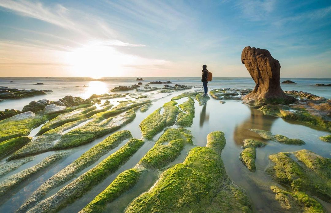 Việt Nam có 1 nơi nổi tiếng hoang sơ, được ví như "tiểu Sahara", có "bãi đá nhiều màu sắc nhất", giá lại rất bình dân: đón hơn 4,58 triệu lượt khách từ đầu năm 2024- Ảnh 5.