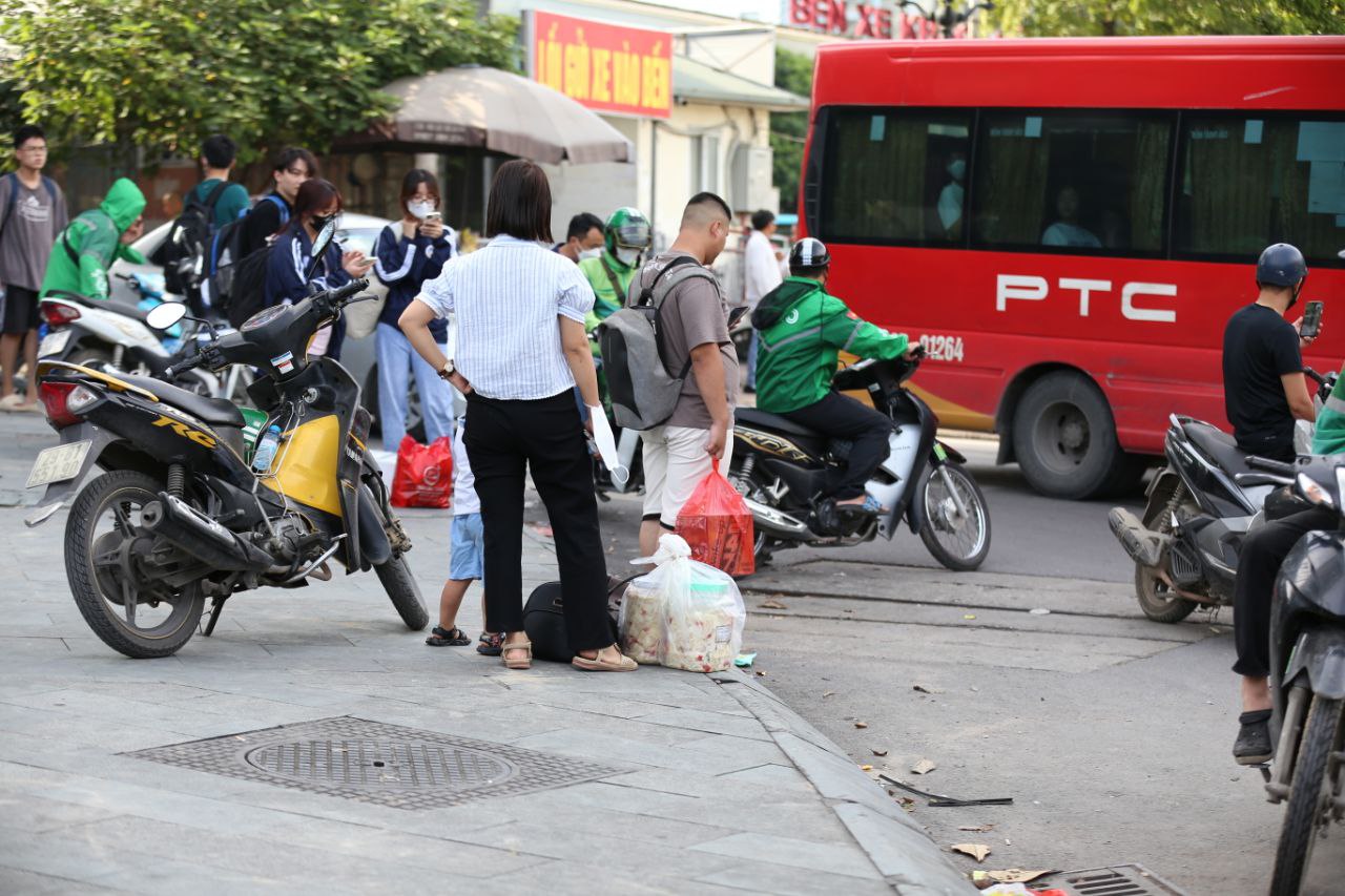 Chính thức hết lễ 2/9: Người dân đổ về Thủ đô, các tuyến đường bắt đầu ùn tắc- Ảnh 5.