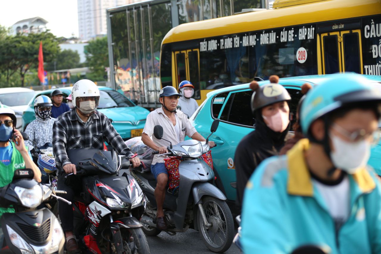 Chính thức hết lễ 2/9: Người dân đổ về Thủ đô, các tuyến đường bắt đầu ùn tắc- Ảnh 21.