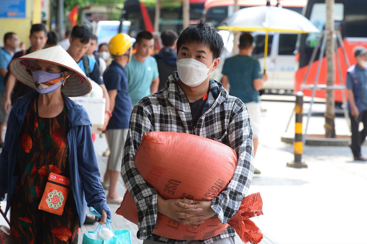 Chính thức hết lễ 2/9: Người dân đổ về Thủ đô, các tuyến đường bắt đầu ùn tắc- Ảnh 11.