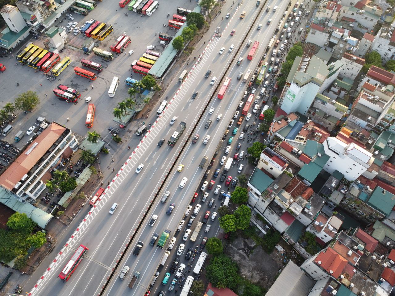 Chính thức hết lễ 2/9: Người dân đổ về Thủ đô, các tuyến đường bắt đầu ùn tắc- Ảnh 28.