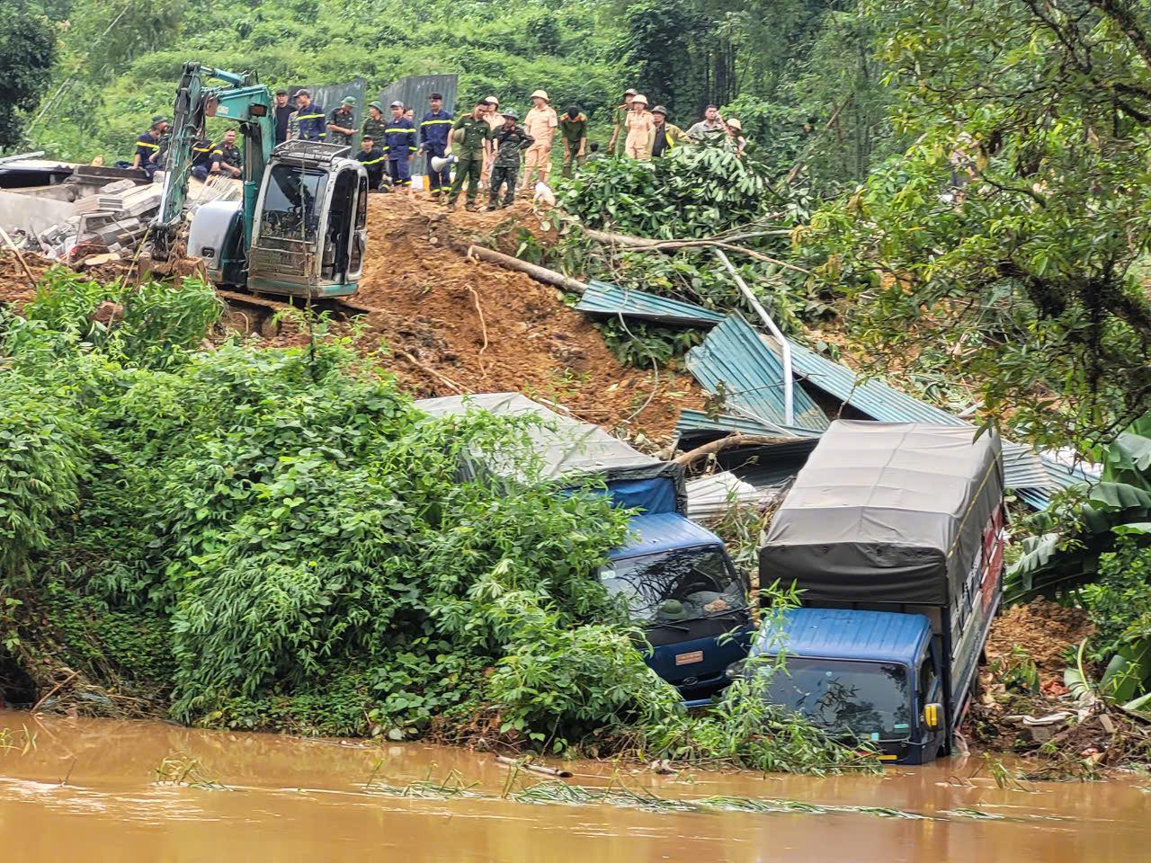 Vụ sạt lở trên quốc lộ ở Hà Giang: Vẫn còn 3 người mất tích, huy động hàng trăm người tìm kiếm các nạn nhân- Ảnh 1.