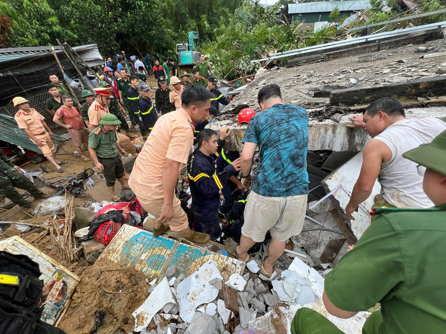 Vụ sạt lở trên quốc lộ ở Hà Giang: Vẫn còn 3 người mất tích, huy động hàng trăm người tìm kiếm các nạn nhân- Ảnh 2.