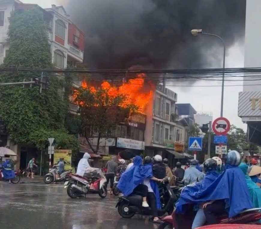 Cháy dữ dội tại nhà hàng Vua Ba Ba- Ảnh 2.