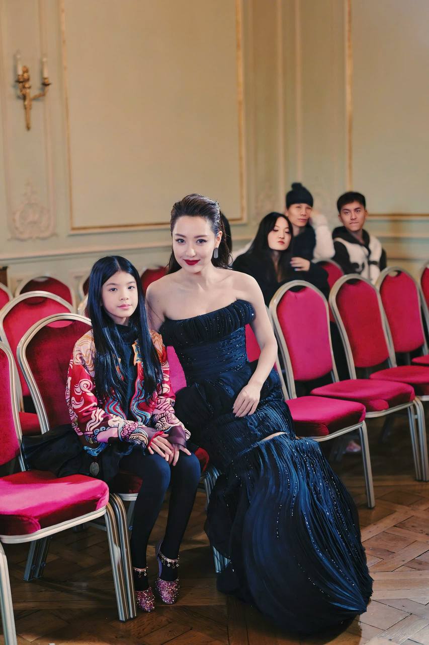 HOT: Mẫu nhí Việt Ella Bùi làm vedette tại Paris Fashion Week, diện giày rộng, trang phục nặng vẫn catwalk tốt- Ảnh 10.