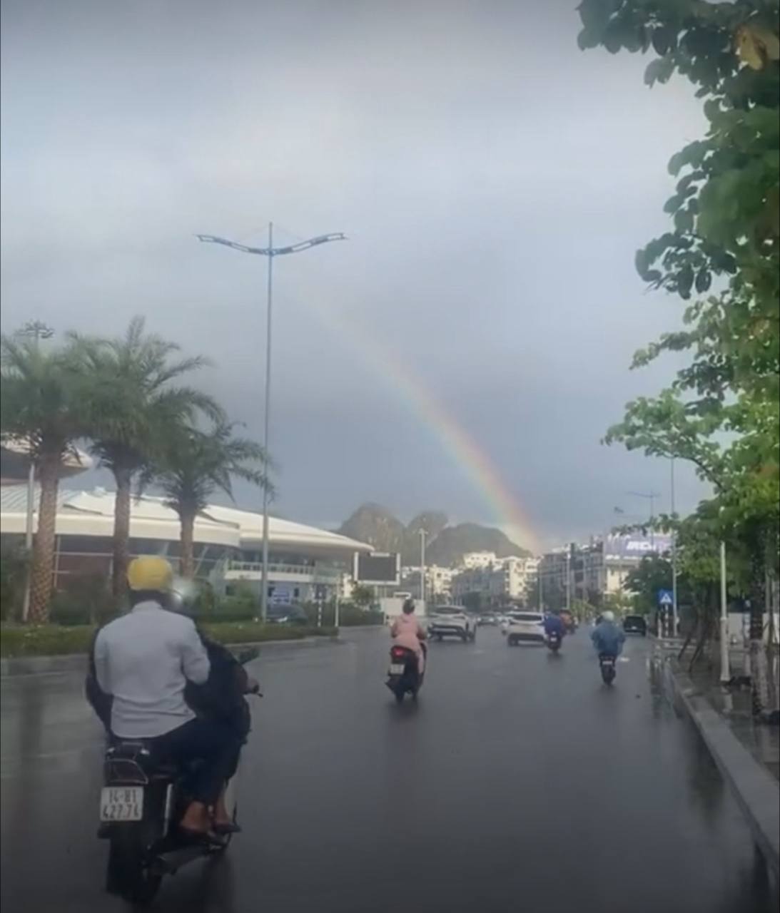 Hiện tượng "cực ảo" trên bầu trời Hạ Long khiến du khách hoang mang, nên tắm biển tiếp hay không?- Ảnh 12.