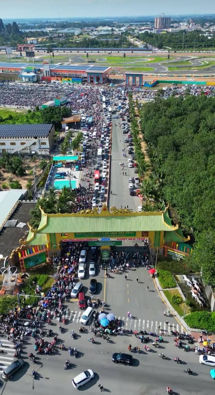 Lạc bố mẹ trong Khu du lịch Đại Nam, bảo vệ làm một điều khiến dân tình "cười xỉu"- Ảnh 1.