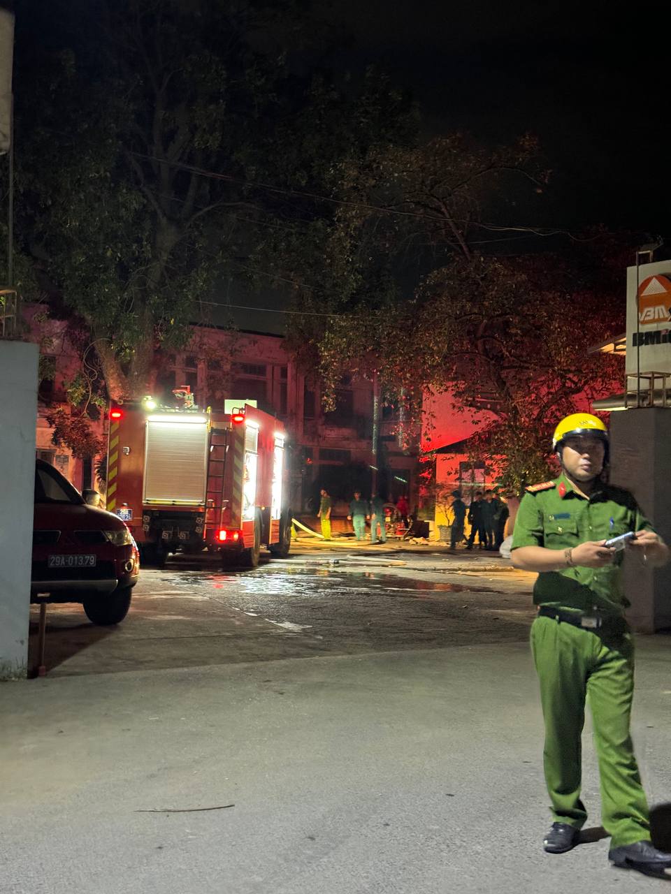 Hà Nội: Cháy xưởng may trong đêm, cột khói bay cao hàng chục mét- Ảnh 3.