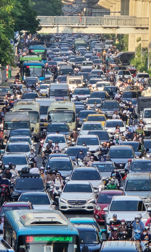 Ngày đầu tiên đi làm sau kỳ nghỉ lễ: Dòng xe chen cứng không một kẽ hở, người dân "chôn chân" trong nắng nóng- Ảnh 5.