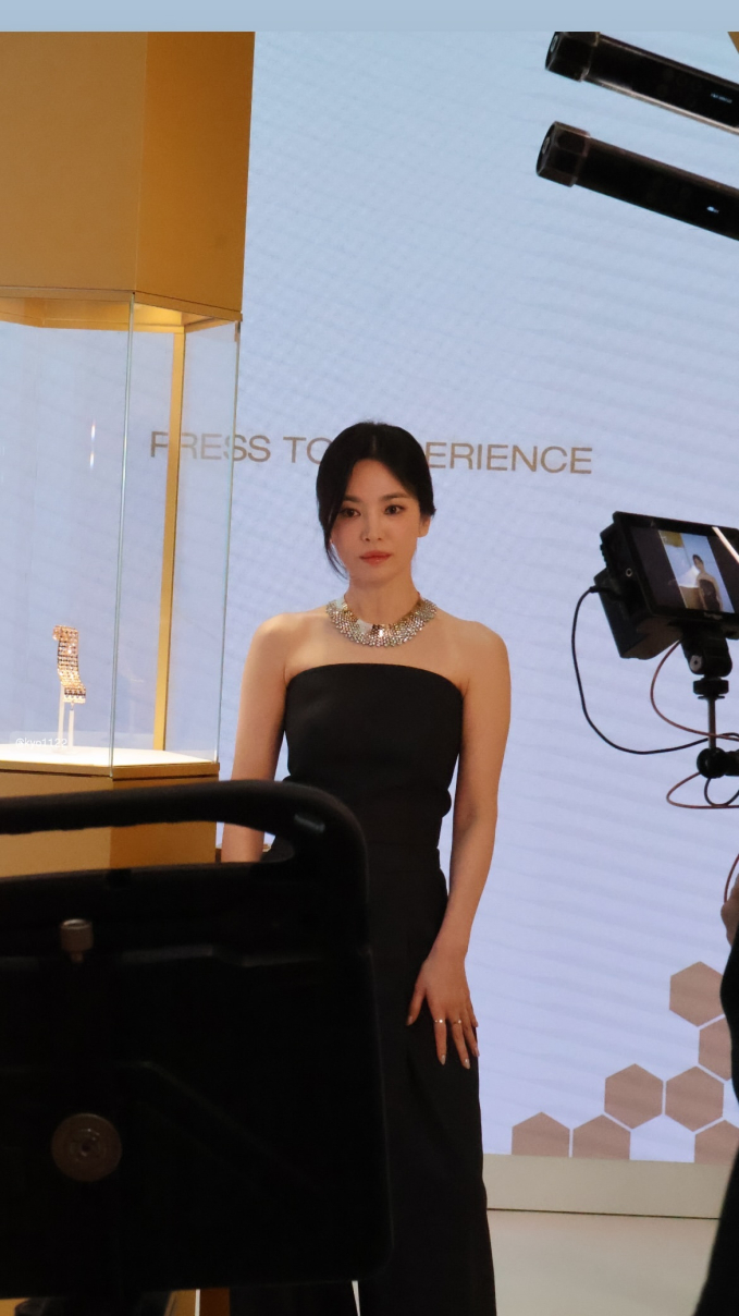 Song Hye Kyo hóa thiên nga đen đại náo sự kiện, qua cam thường còn đẹp cực phẩm cỡ này!- Ảnh 2.