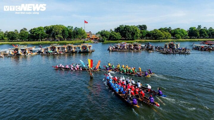 Vận động viên dùng mái chèo đánh nhau tại giải đua ghe ở Huế- Ảnh 2.