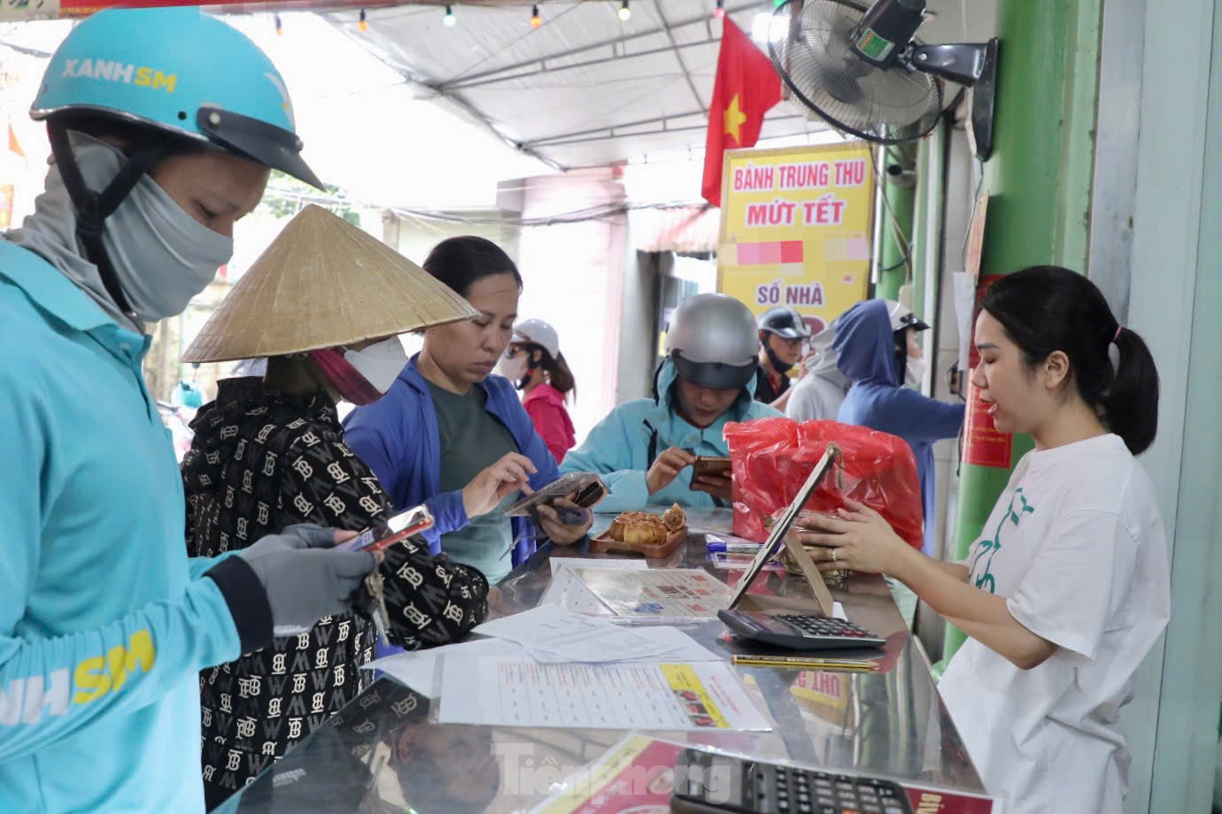 Xếp hàng mua bánh trung thu ở làng nghề nổi tiếng nhất Hà Nội- Ảnh 5.