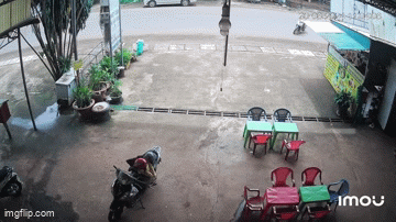 Chiếc xe máy "tự bỏ chạy" để chủ nhân nằm bơ vơ giữa đường rồi lao thẳng vào tiệm trà sữa: Chủ quán ngơ ngác- Ảnh 1.