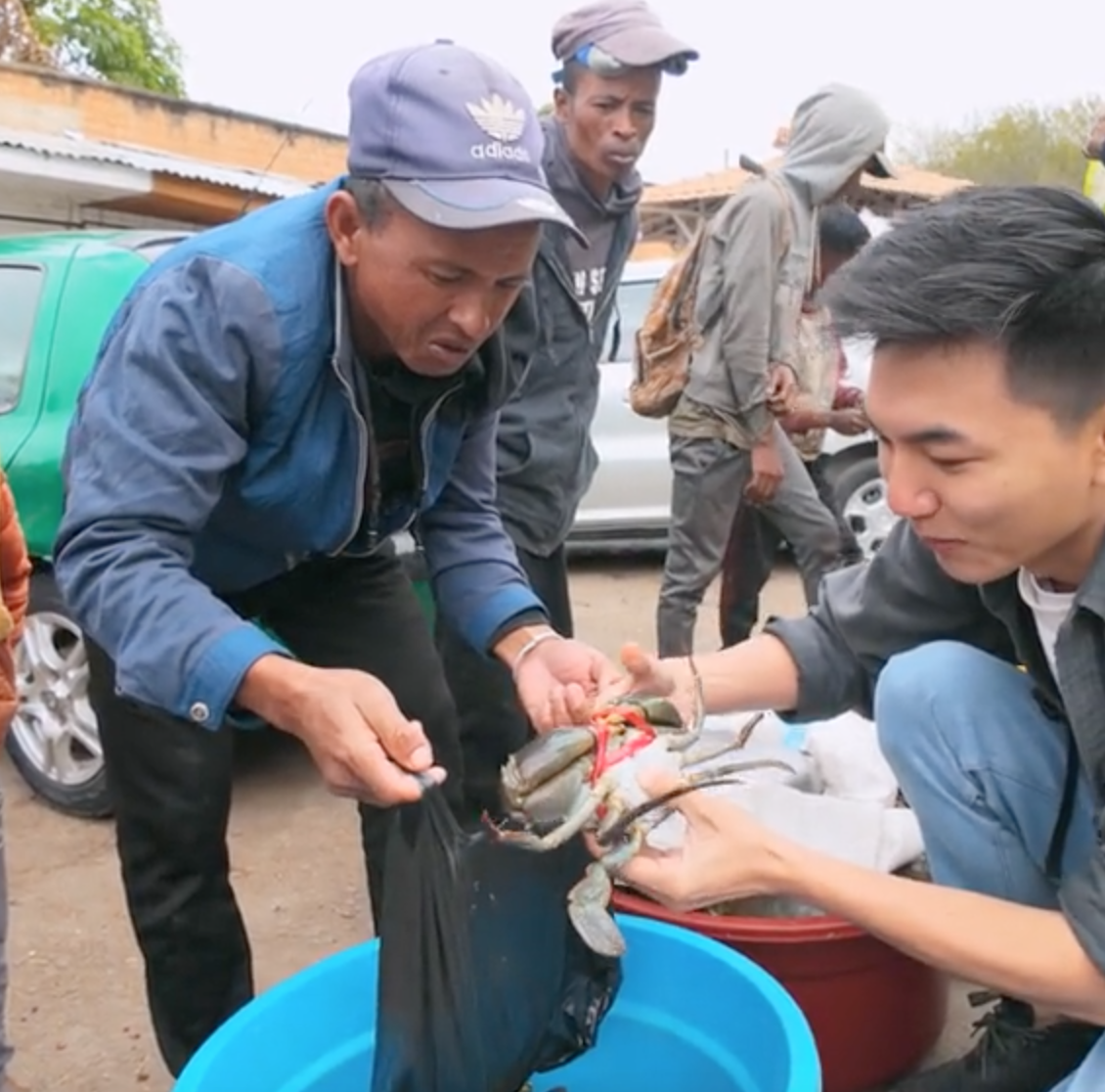 Khoai Lang Thang khiến dân tình "nghi ngờ" khi nói cua biển châu Phi 65k/kg mà ngon như cua Cà Mau- Ảnh 3.