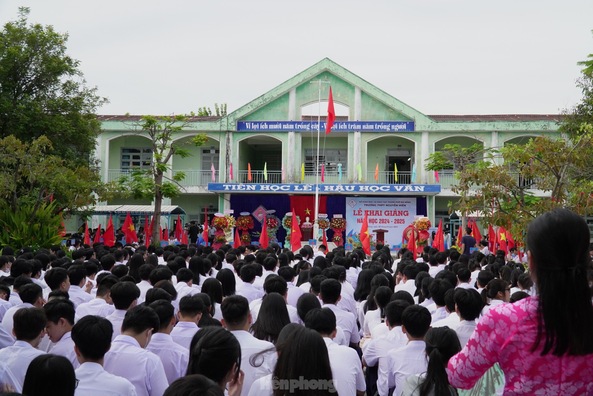 Nữ sinh Đà Nẵng rạng ngời trong ngày khai giảng- Ảnh 1.