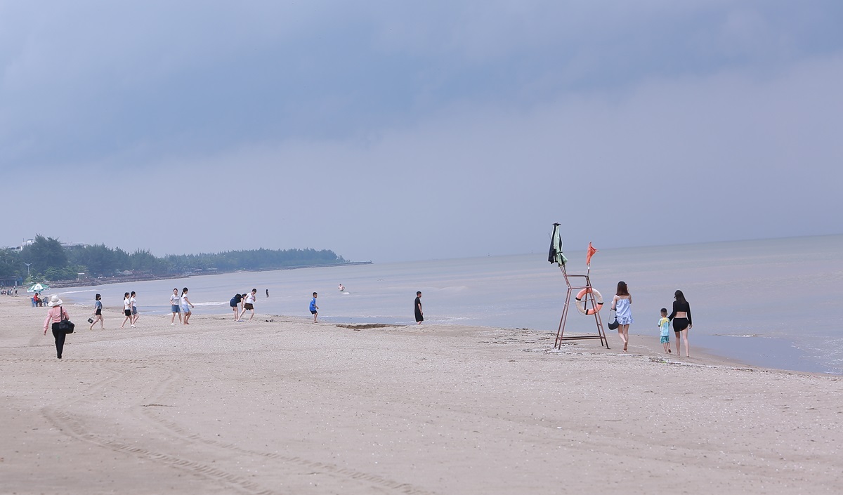 Đã cấm biển ứng phó siêu bão Yagi, du khách vẫn vô tư tắm, cưỡi ca-nô ở biển Sầm Sơn- Ảnh 2.