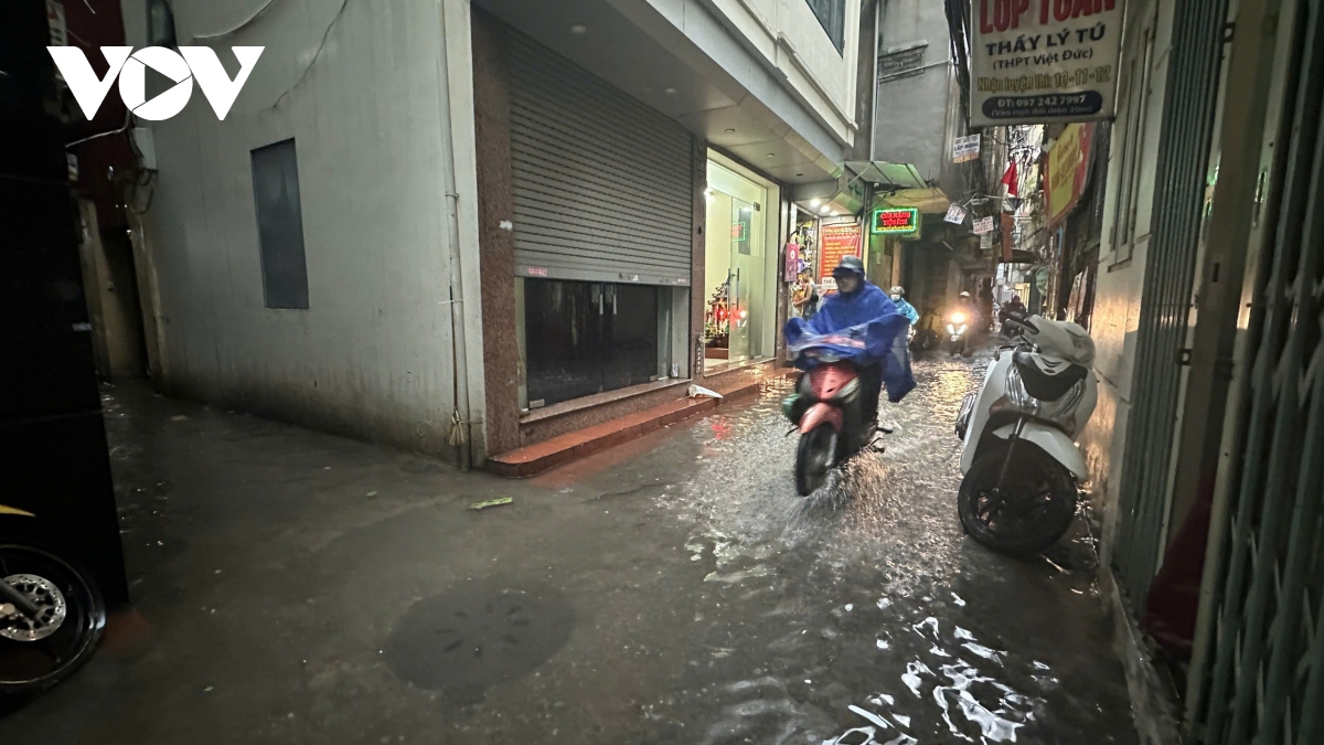 Trực tiếp: Siêu bão gây mưa lớn ở Hà Nội, cây đổ đè chết người- Ảnh 21.