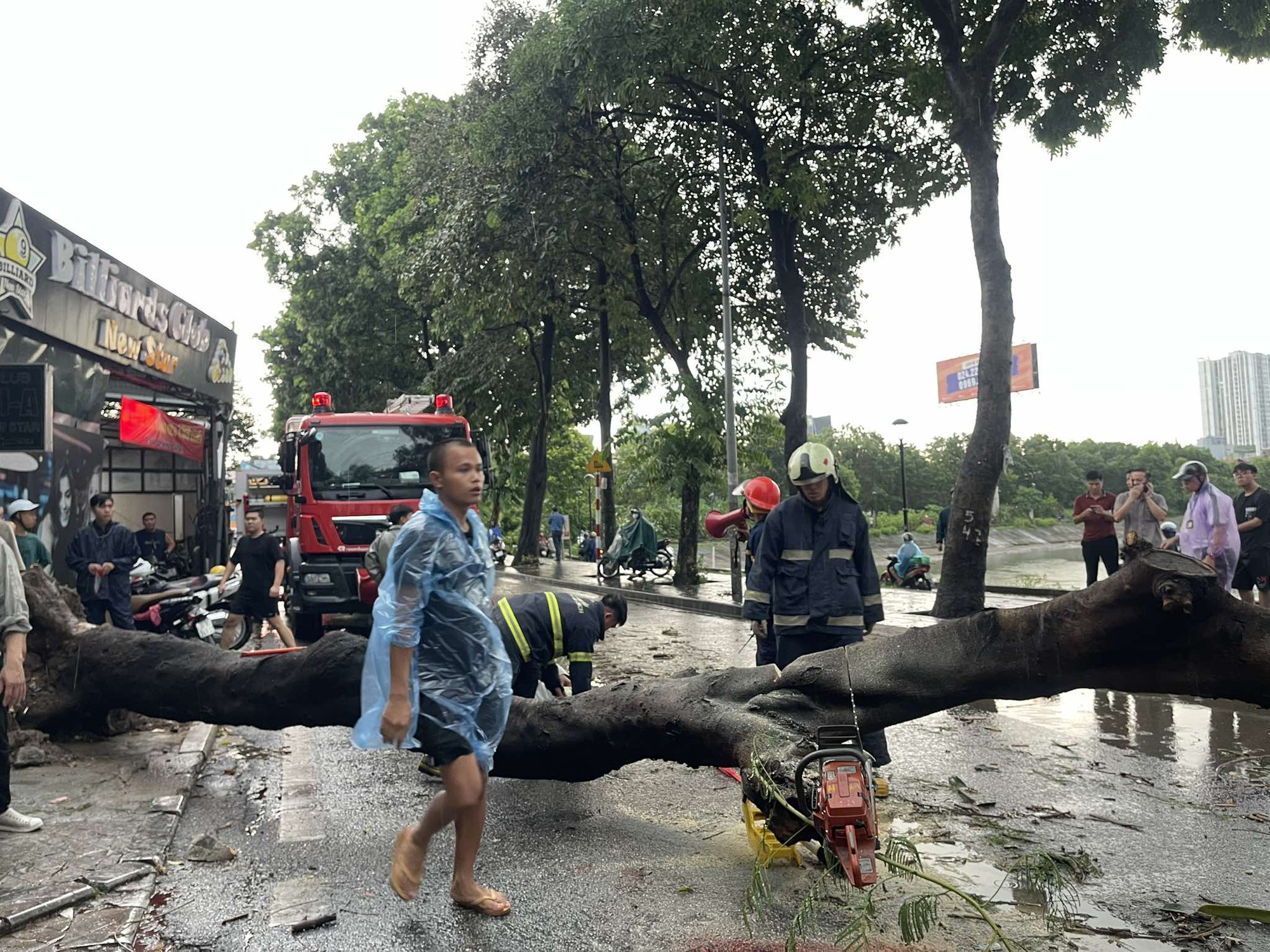 Trực tiếp: Siêu bão Yagi chưa đổ bộ đã gây mưa lớn ở Hà Nội, cây đổ đè chết người, sập tường nhà cổ- Ảnh 3.