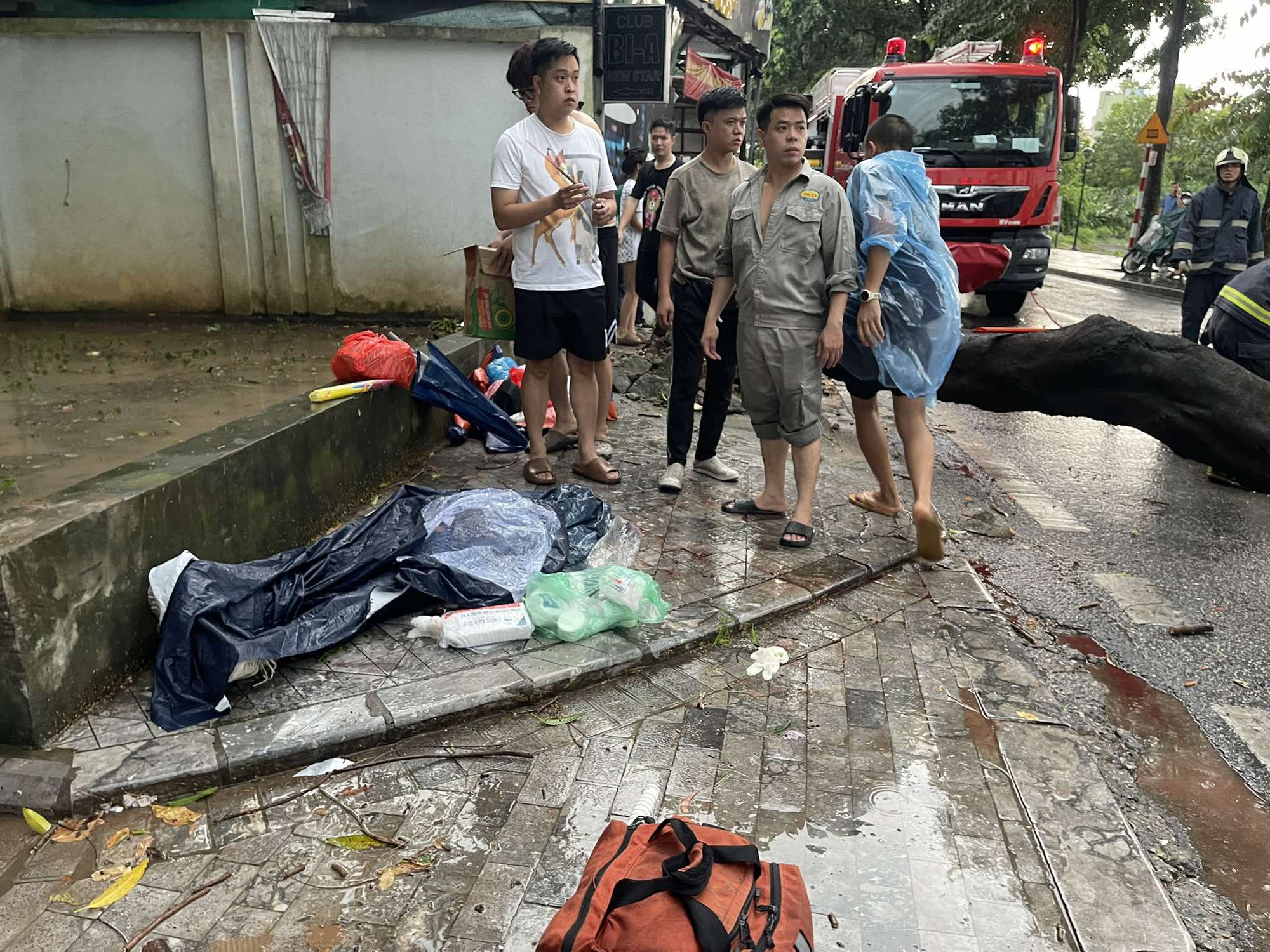 Trực tiếp: Siêu bão Yagi chưa đổ bộ đã gây mưa lớn ở Hà Nội, cây đổ đè chết người, sập tường nhà cổ- Ảnh 2.