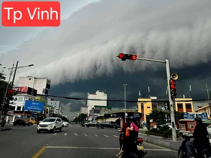 Bầu trời ở Nghệ An chuyển sang màu tím lúc chiều tối- Ảnh 4.