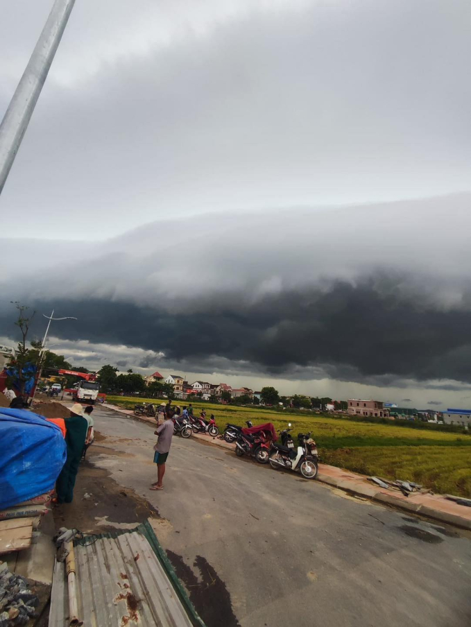 “Ước gì con đi làm gần nhà, những lúc gió bão thế này có con ở nhà với mẹ và em”- Ảnh 4.