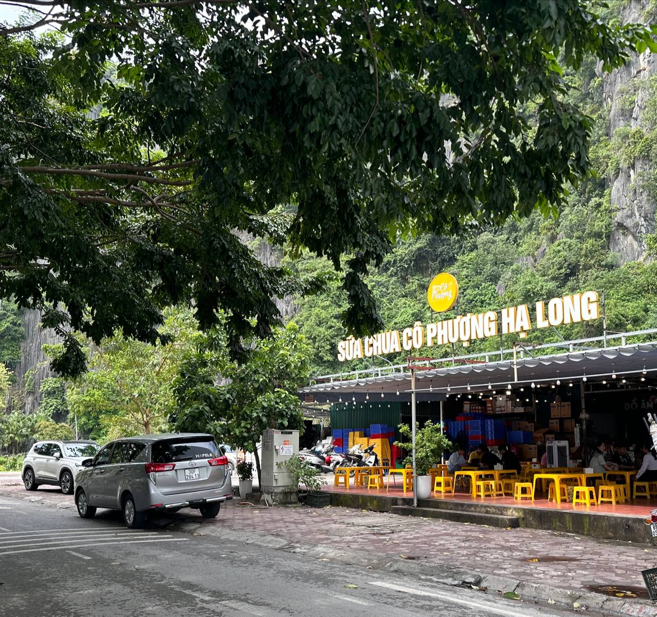 Hạ Long ngay trước thềm bão vào: Du khách huỷ phòng hàng loạt, các khách sạn và hàng quán đã sẵn sàng chống bão- Ảnh 6.