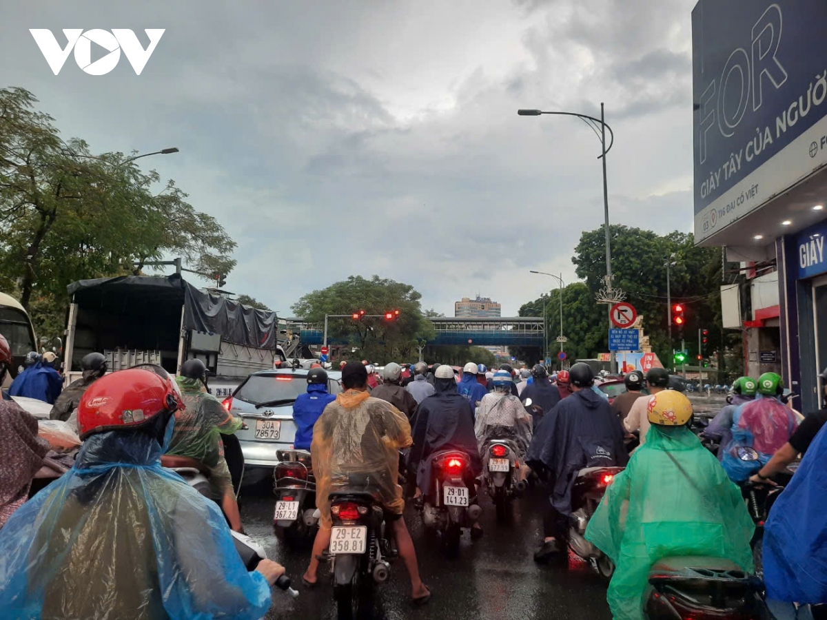 Trực tiếp: Siêu bão gây mưa lớn ở Hà Nội, cây đổ đè chết người- Ảnh 19.