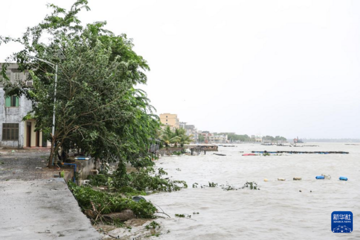 Trung Quốc: Đảo Hải Nam mưa gió mịt mù khi siêu bão Yagi đổ bộ- Ảnh 3.