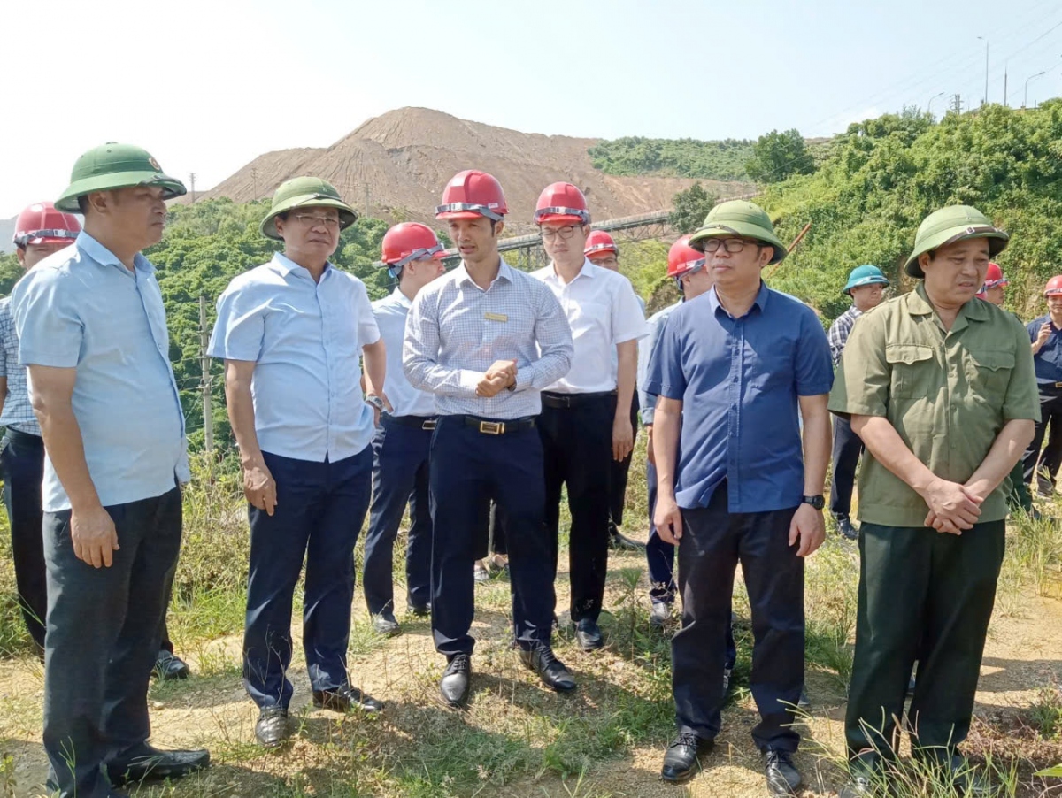 Trực tiếp: Siêu bão gây mưa lớn ở Hà Nội, cây đổ đè chết người- Ảnh 3.