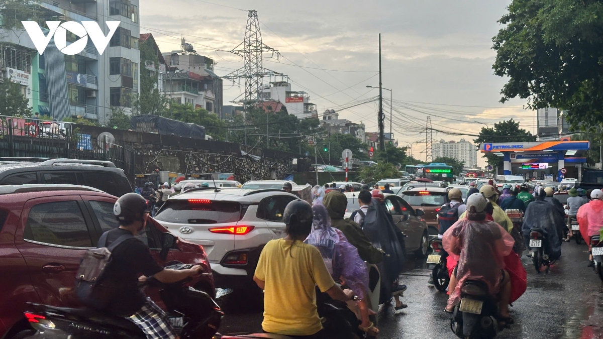 Trực tiếp: Siêu bão gây mưa lớn ở Hà Nội, cây đổ đè chết người- Ảnh 17.