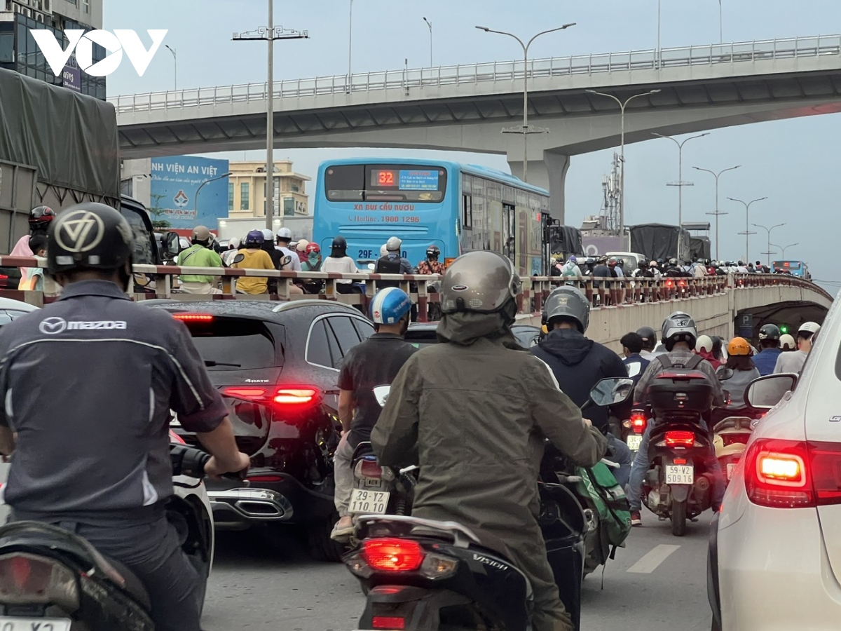 Trực tiếp: Siêu bão gây mưa lớn ở Hà Nội, cây đổ đè chết người- Ảnh 1.