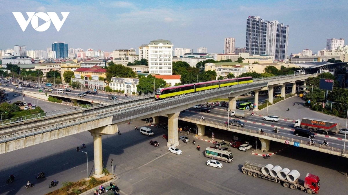 Trực tiếp: Siêu bão gây mưa lớn ở Hà Nội, cây đổ đè chết người- Ảnh 2.