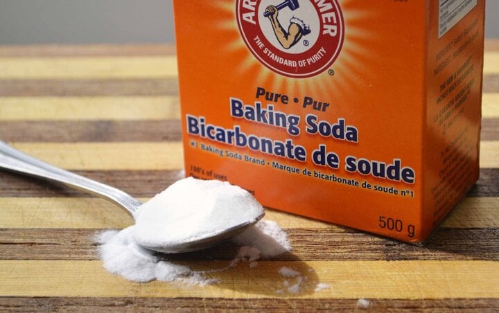 Mẹo tẩy sạch dầu mỡ lưu cữu trong nồi chiên không dầu bằng baking soda- Ảnh 2.