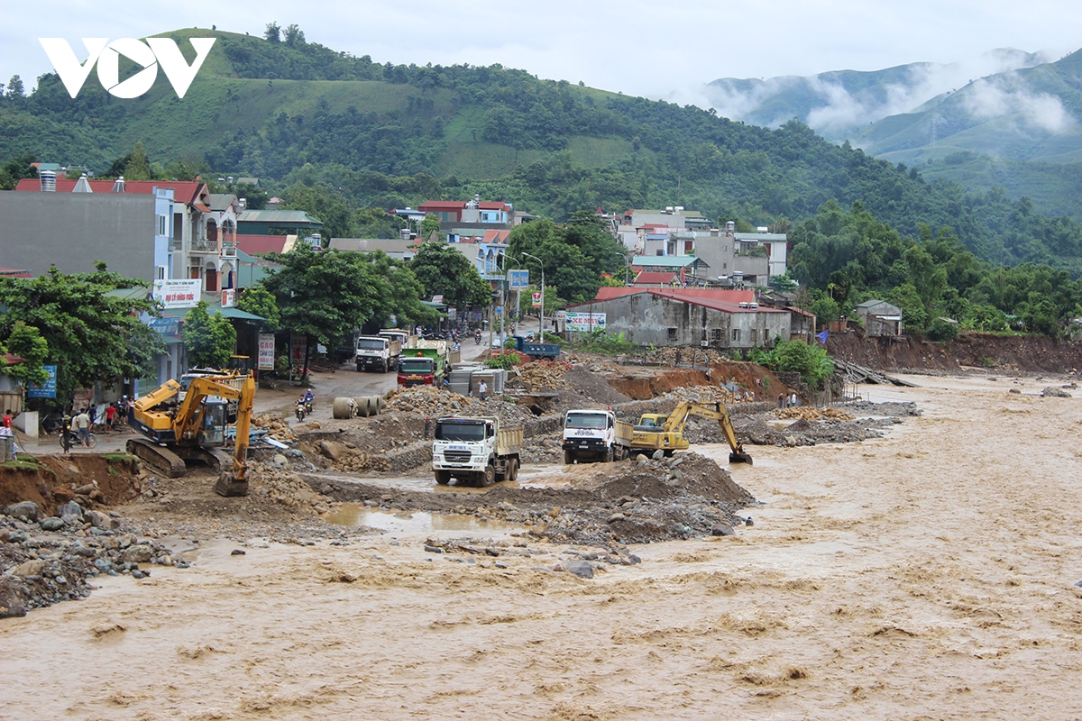 Trực tiếp: Siêu bão gây mưa lớn ở Hà Nội, cây đổ đè chết người- Ảnh 14.