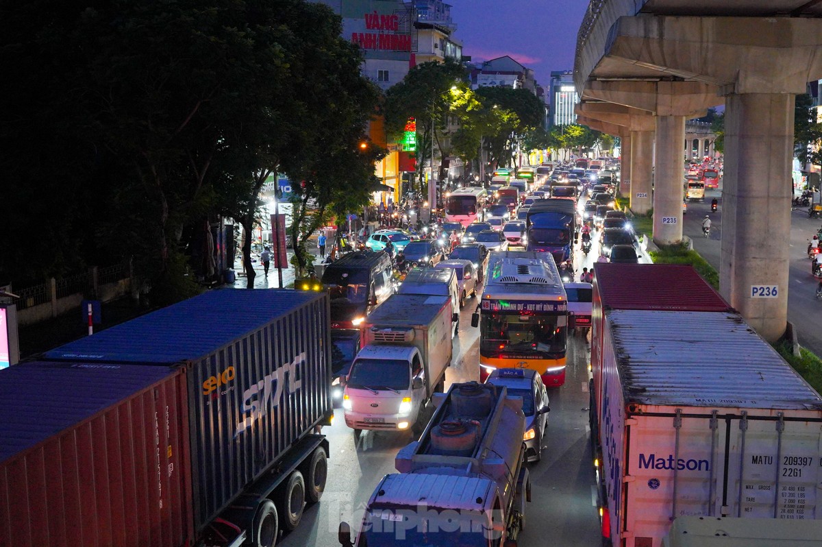 Gần nửa đêm, đường Hà Nội vẫn ùn tắc nghiêm trọng- Ảnh 2.