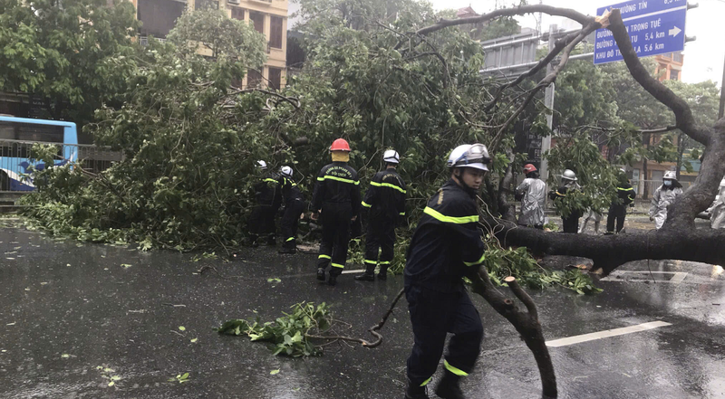 KHÓ HIỂU: Bất chấp bão Yagi, vẫn có người thản nhiên ra đường tập thể dục, lao thẳng vào tâm bão du lịch!- Ảnh 7.